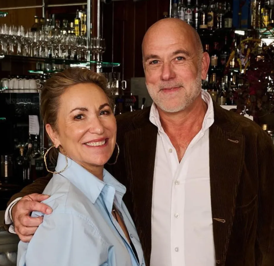Joris en Manon, gastheren van Auberge des Moules, achter de bar van het huis