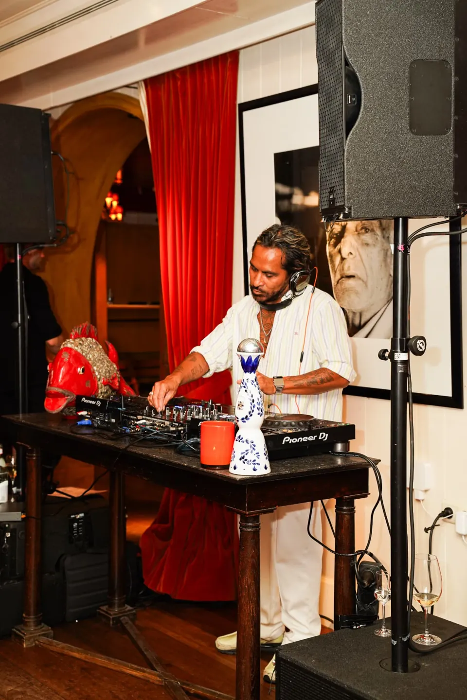DJ tijdens een feest bij Auberge des Moules