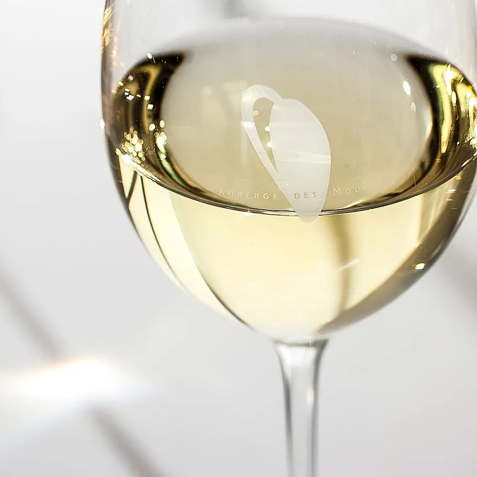 Wijnglas met gegraveerd logo