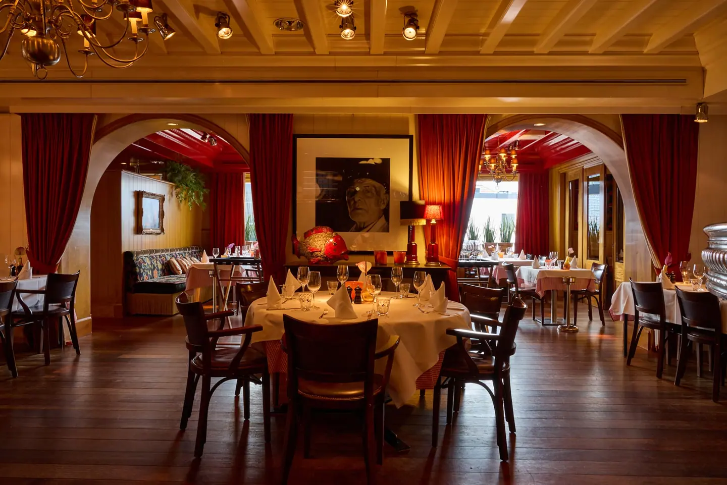 Klassieke eetzaal met rode gordijnen