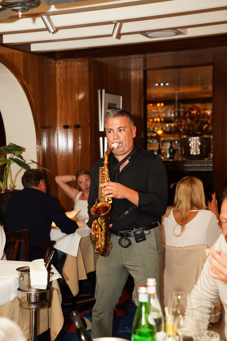 Saxofonist tussen de gasten bij Auberge des Moules