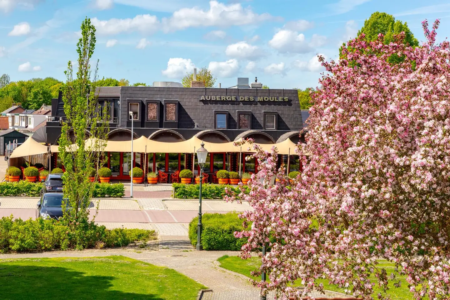 Het pand van Auberge des Moules in het voorjaar